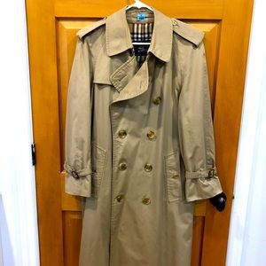 Burberry trench coat size medium. Length 45, sleeve 27, shoulders 40